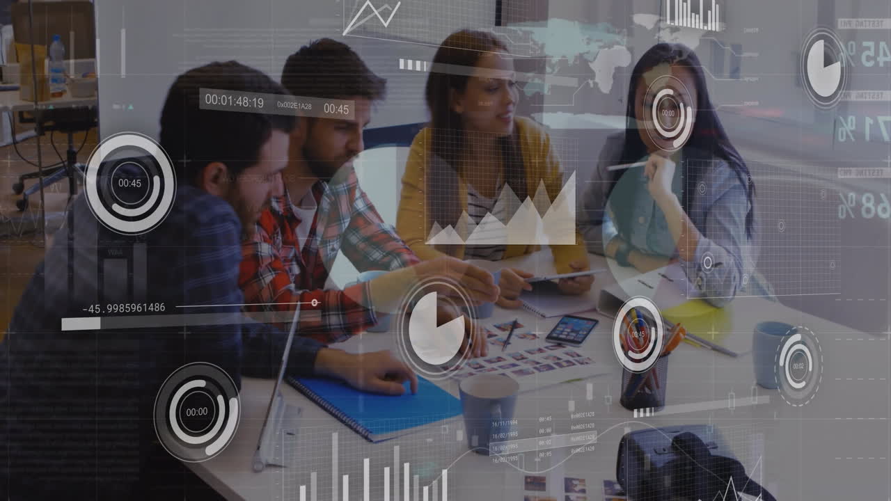 animación del procesamiento de datos financieros sobre diversas personas de negocios en la oficina