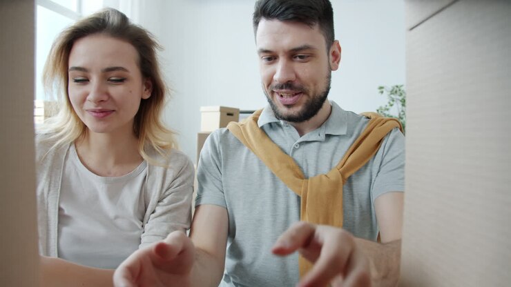 Casal mudando-se para uma nova casa