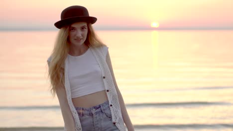 mujer en la playa del atardecer