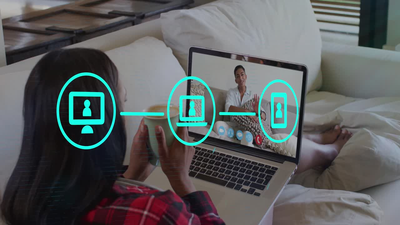 디지털 인터페이스와 아이콘의 비디오 두 인종 여성이 노트북을 사용합니다.