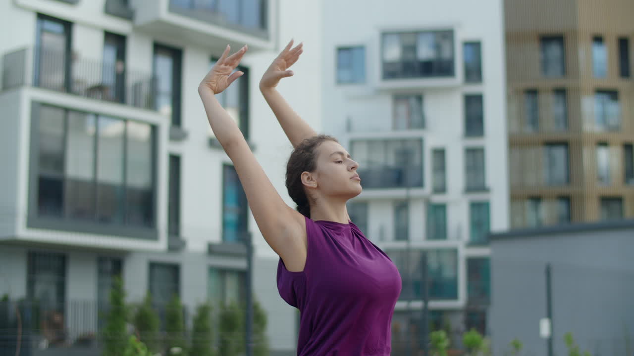 mujer estirándose al aire libre