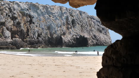 An-Einem-Sonnigen-Tag-Unkenntliche-Menschen-Beobachten,-Die-Den-Strand-Genießen