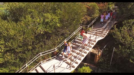 Gruppe-Von-Kindern-Steigt-Von-Der-Treppe-Herunter