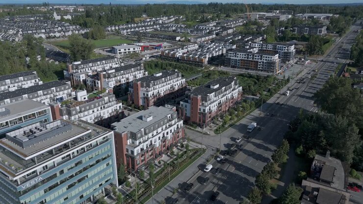 Trafikprop foran et lejlighedskompleks om sommeren i Langley, BC, Canada. - luftfoto