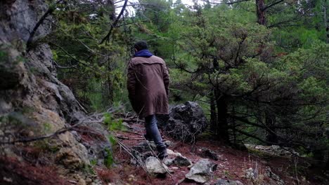 Hombre-Caminando-En-El-Bosque-En-Otoño