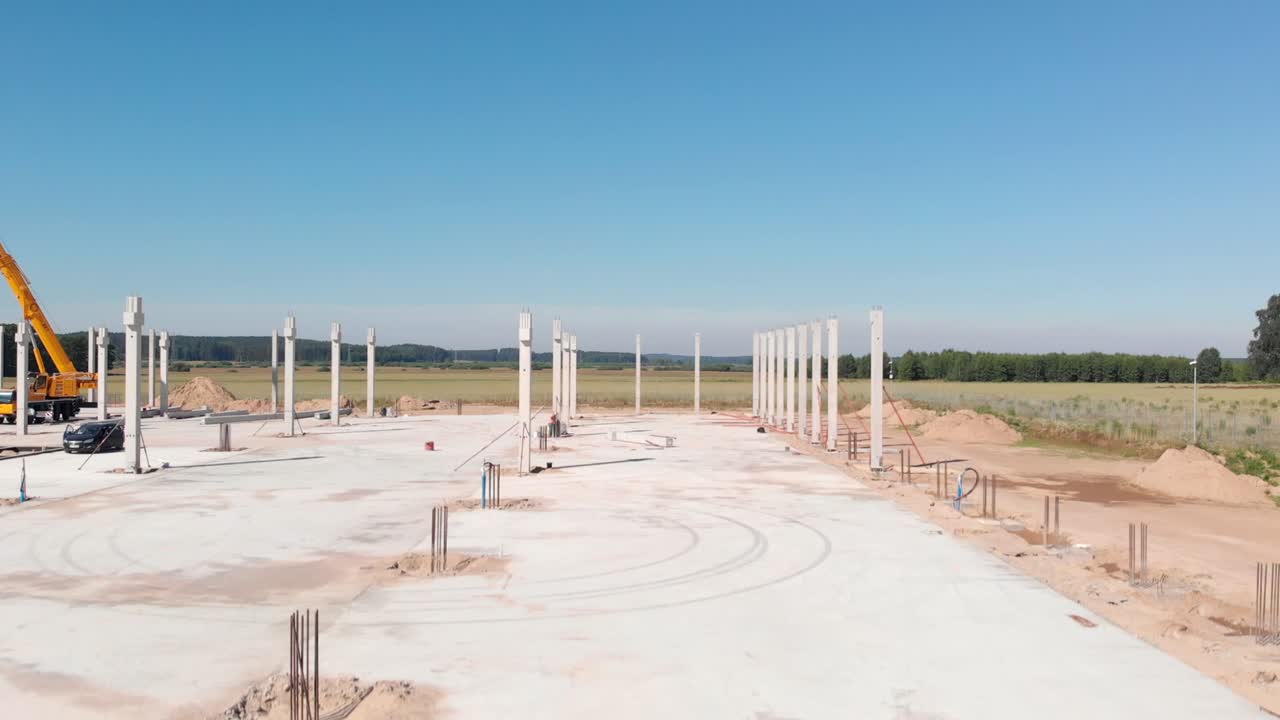 la construcción de una sala con columnas de hormigón en los cimientos está en marcha