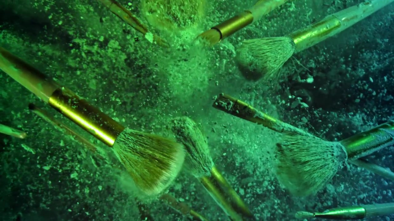 Pinsel lösen grünes Pigment in Wasser auf
