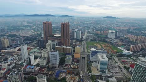 vista aérea de la ciudad de kuala lumpur en la capital de malasia, edificios altos.