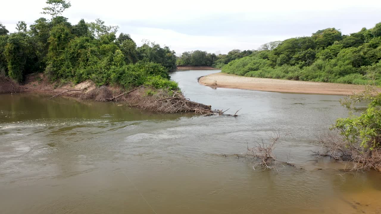 pescador lanzando cebo artificial en el río aquidauana, pantanal sul, brasil