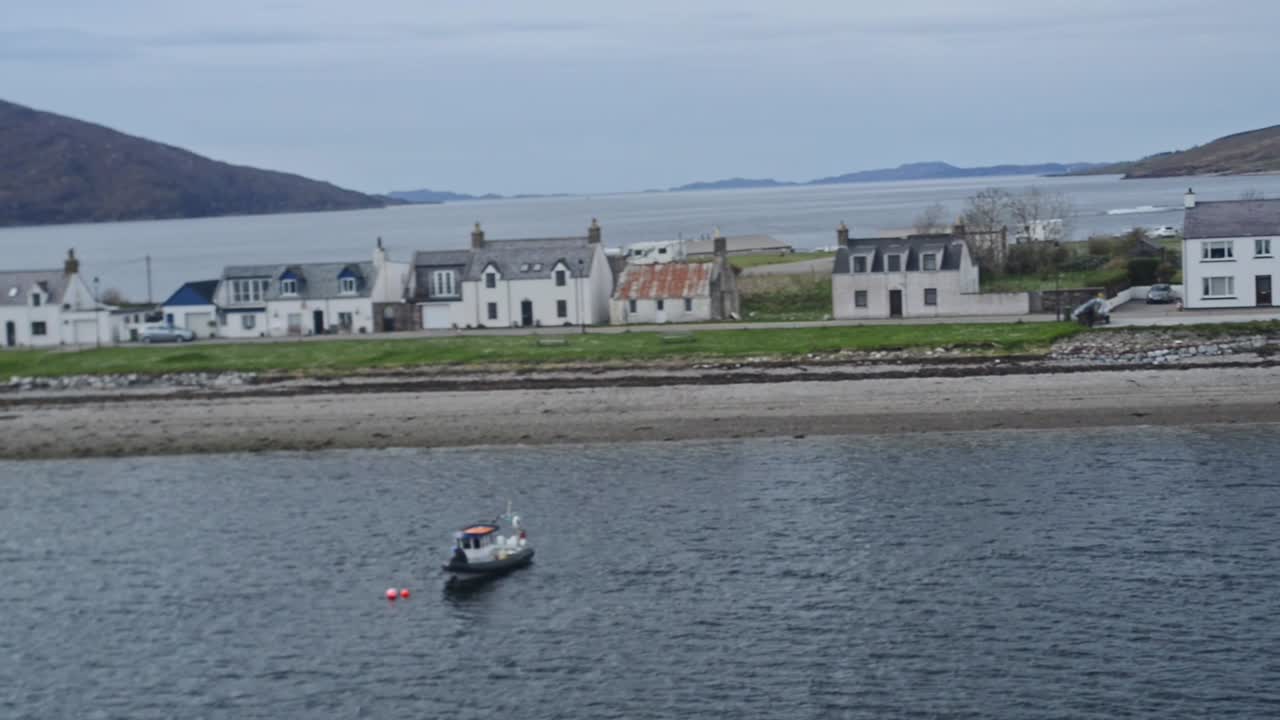 Vista da un traghetto che passa vicino al lungomare di Ullapool in Scozia