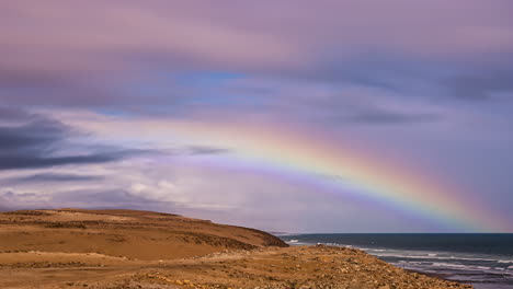 Zeitraffer-Für-Die-Verschmelzung-Von-Küstenregenbogen-Und-Wolkenlandschaft,-Helle,-Warme-Farben