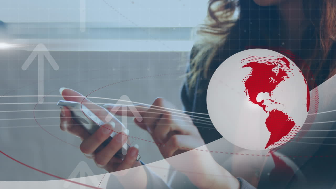 animación del globo, flechas y procesamiento de datos sobre una mujer caucásica usando un teléfono inteligente