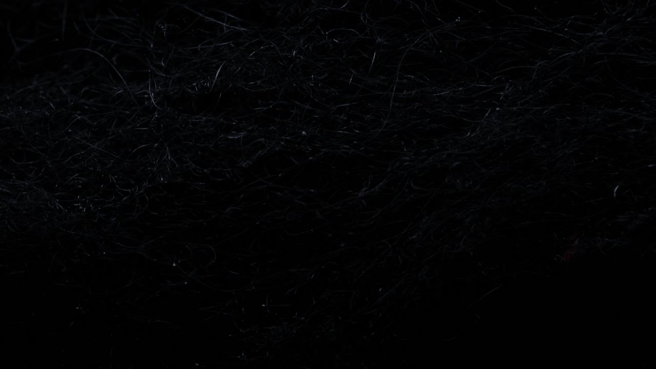 rutas de fuego artísticas: una chispa enciende la parte inferior izquierda del marco, antes de que las rutas de fuego brillantes se extiendan a la parte superior izquierda del marco a través de una oscura red de metal.