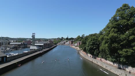 在夏天的一天,在埃克塞特 (exeter) 的埃克塞河 (river exe) 上划船