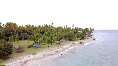 Drohnenaufnahme-Von-Pigeon-Point-Beach,-Tobago,-Mit-Dem-Berühmten-Strohgedeckten-Steg