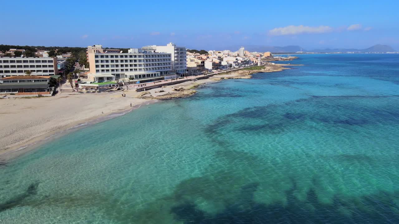 Mallorca'daki Can Picafort'un büyüleyici sahil şeridini deneyimleyin. Sahne, güzel turkuaz denizi, kumlu plajı ve pitoresk çevreyi sergiliyor. Dinlenme ve keşif için mükemmel.
