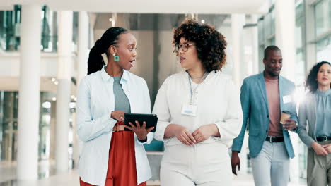 Tableta,-Hablar-Y-Caminar-Mujeres-De-Negocios