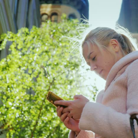 Porträt-Einer-Jungen-Frau-Mit-Einem-Smartphone-3