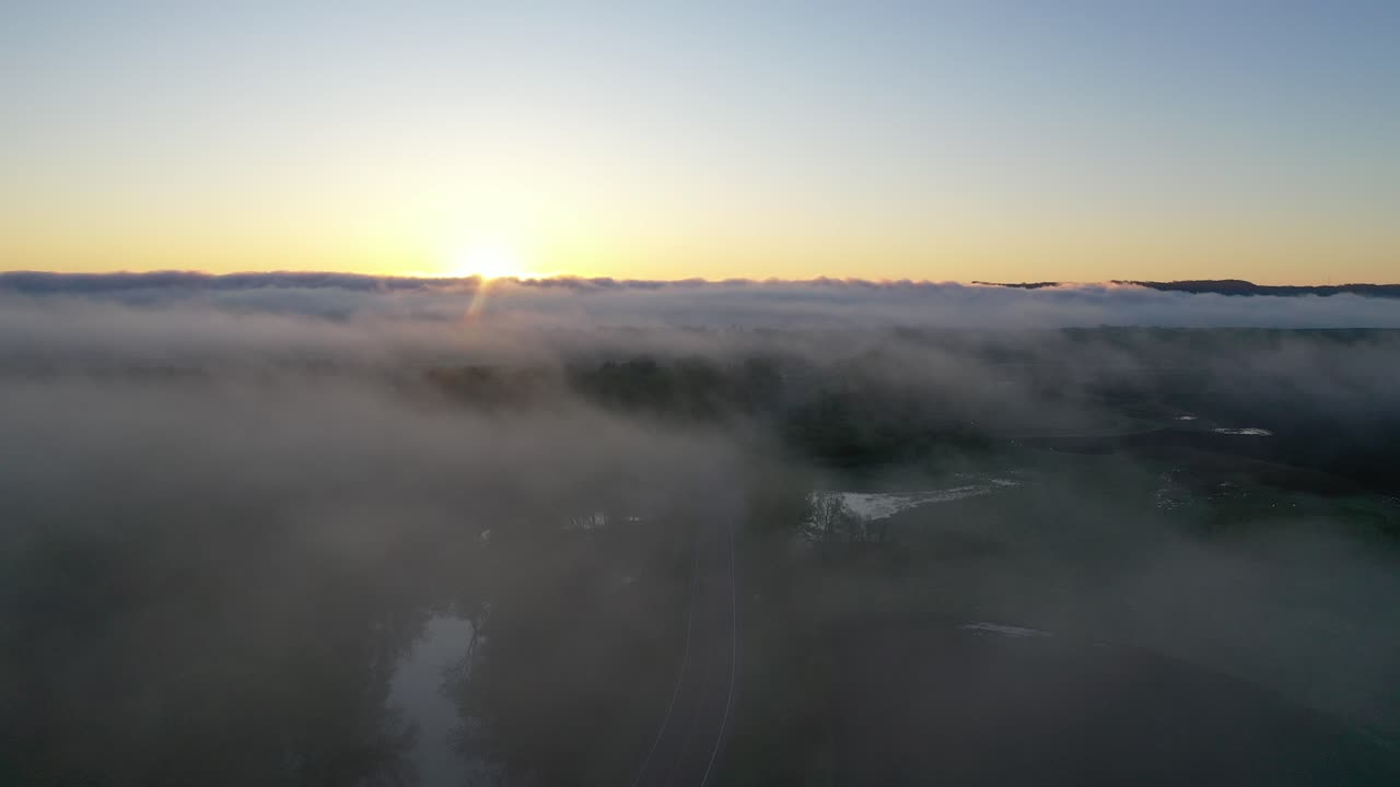 туманный восход солнца над сельским ландшафтом