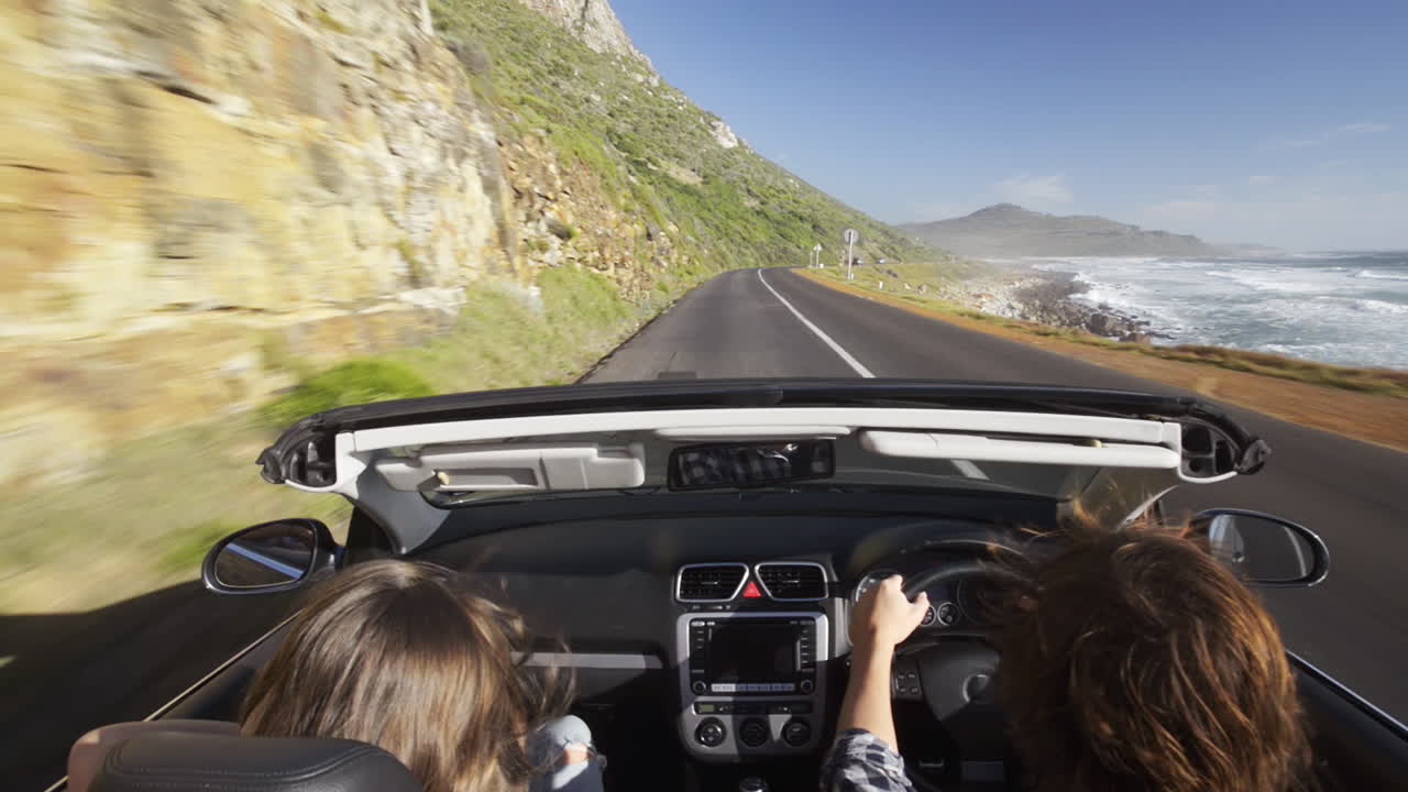 Coppia in auto cabriolet a Città del Capo, Sudafrica.