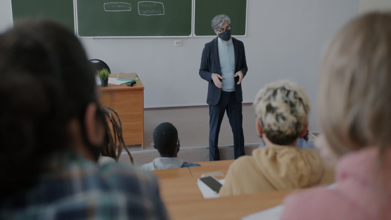 교실 에서 강의 하는 교사