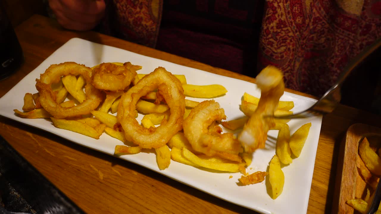 Cucina spagnola, riprese al ristorante. Frutti di mare. Riprese al caffè.