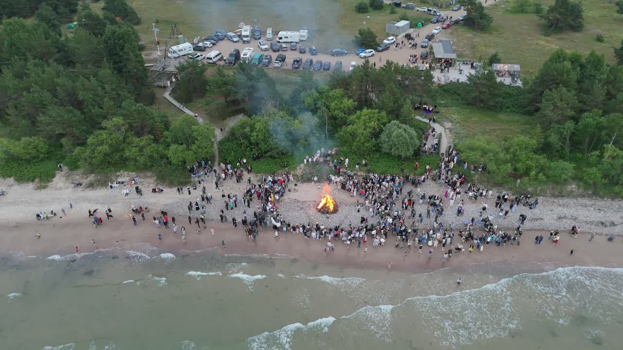 라트비아의 파빌로스타에서 여름 중간 휴일 축하
