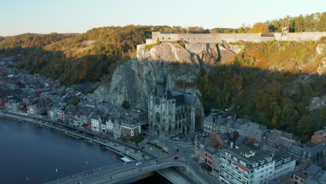 Paisaje-Urbano-Dinámico-Con-Catedral-Gótica-Y-Ciudadela-En-La-Provincia-De-Namur,-Valonia,-Bélgica