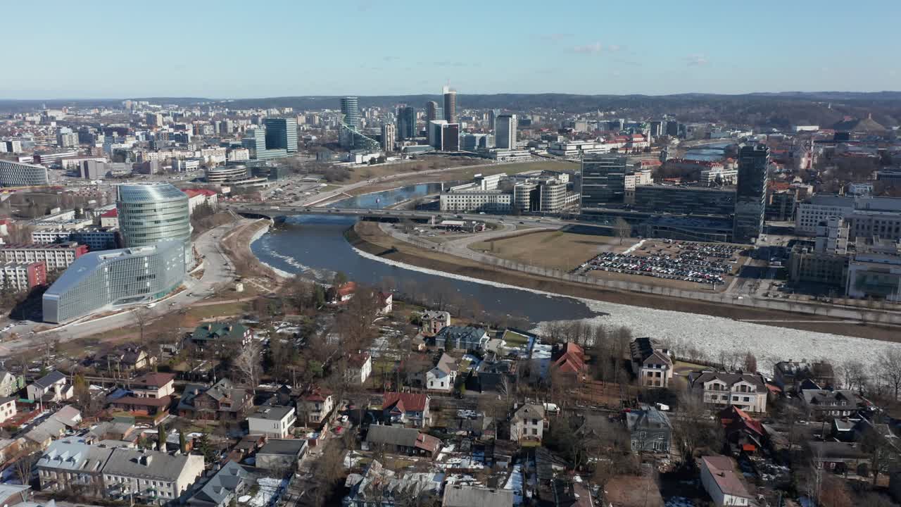 antena: vilnius desde el aire con nuevos edificios de oficinas y antiguas casas privadas cerca del río neris