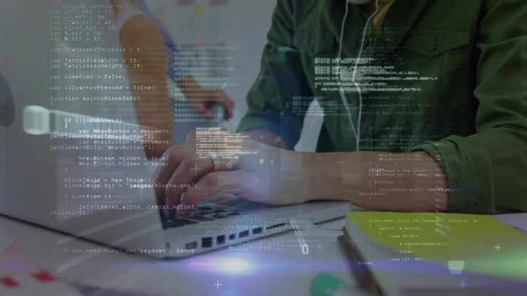 Il dirigente sta usando un laptop a una scrivania in un ufficio.