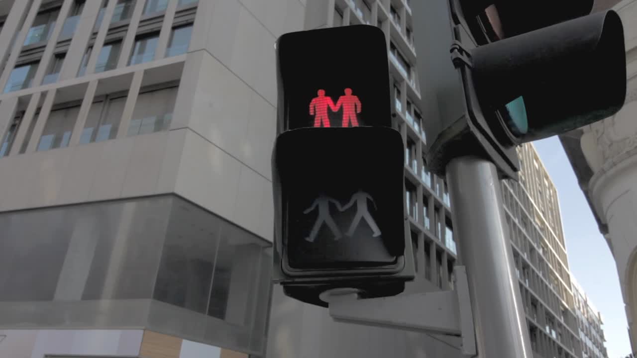 semáforos en madrid para concienciar sobre la diversidad sexual y apoyo a los derechos lgtbiq