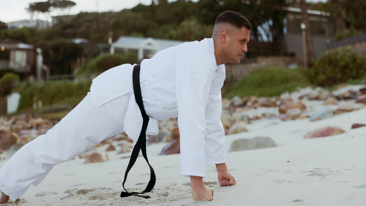 훈련을 위해 해변에서 카라테, 남자 및 푸시 업