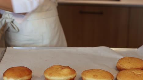 Cocinero-De-Cultivo-Cortando-Bizcocho-En-Panadería