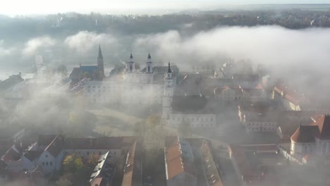 brumosa mañana de otoño en el casco antiguo de kaunas