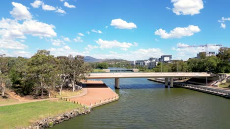 Fliegen-In-Richtung-Soward-Way-In-Greenway-In-Tuggeranong-In-Der-Nähe-Von-Canberra-Act-In-Australien