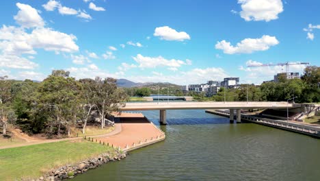 volando hacia el sur camino en greenway en tuggeranong cerca de canberra acto en australia