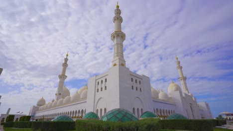 Sheikh-Zayed-Grand-Mosque-timelapse-in-Abu-Dhabi,-the-capital-city-of-United-Arab-Emirates