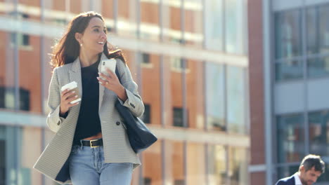 Mujer-De-Negocios-Con-Café-Para-Llevar-Caminando-A-La-Oficina-Siguiendo-Las-Instrucciones-De-La-Aplicación-De-Teléfono-Móvil