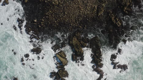 Sacacorchos-Cinematográfico-De-4k-De-Grandes-Olas-Rompiendo-En-La-Costa-De-California