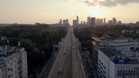 Malerische-Skyline-Und-Verkehr-Auf-Der-Autobahn-Nach-Warschau,-Polen,-Luftpanorama