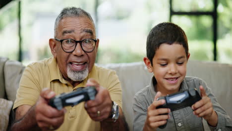 abuelo y nieto jugando videojuegos