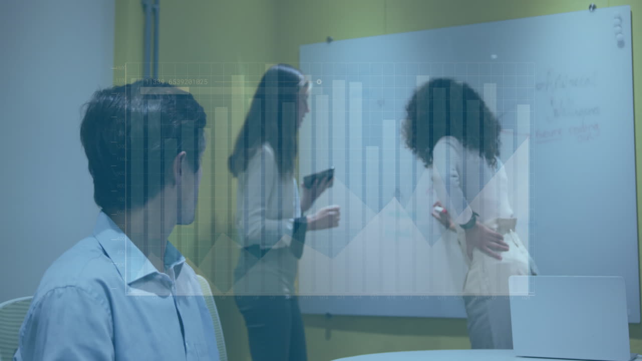 animación de múltiples gráficos, barra de carga, hombre diverso trabajando en la computadora portátil y hablando con compañeros de trabajo