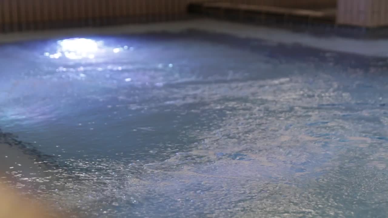 대형 온천 온수 욕조 자쿠지 사람이 부다페스트에서 색상 변경 물과 제트기