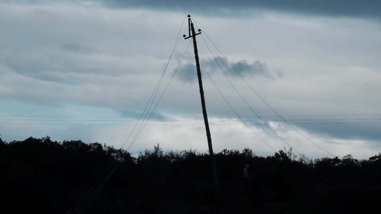 Poste eléctrico de alta tensión y cables que han colapsado tras el robo de cables de cobre en Sudáfrica