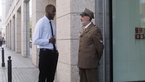 dos hombres hablando en la calle