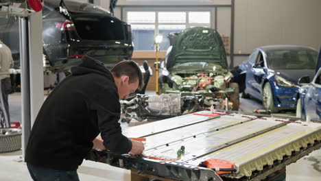 reparación de baterías de vehículos eléctricos en un taller