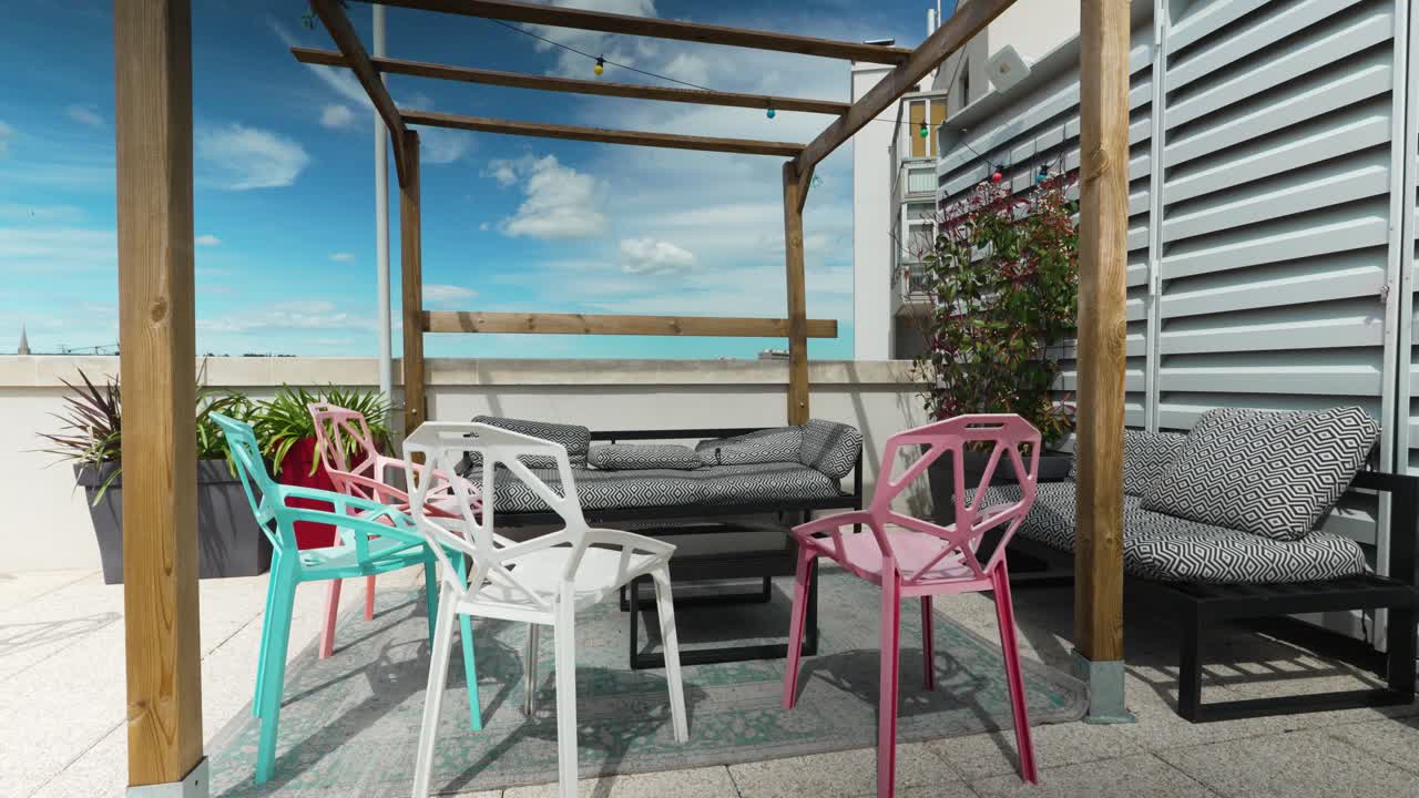 acogedora terraza abierta con decoración contemporánea, tiro de arco