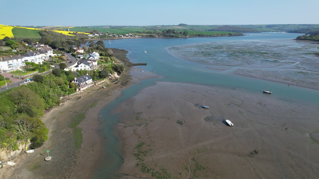 estuario de kingsbridge marea fuera devon reino unido drone vista aérea