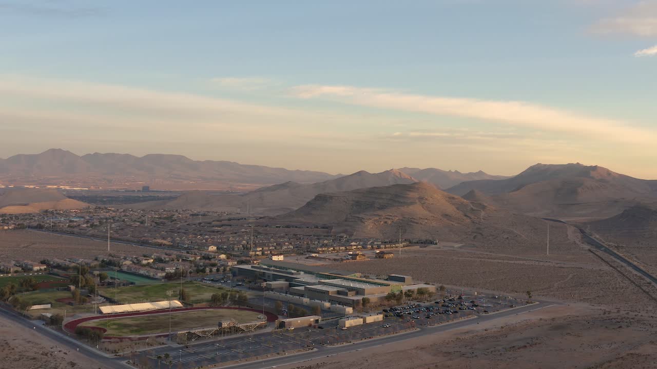 Panoramica aerea con drone 4k su una scuola superiore in un'oasi nel deserto, Las Vegas, Nevada.