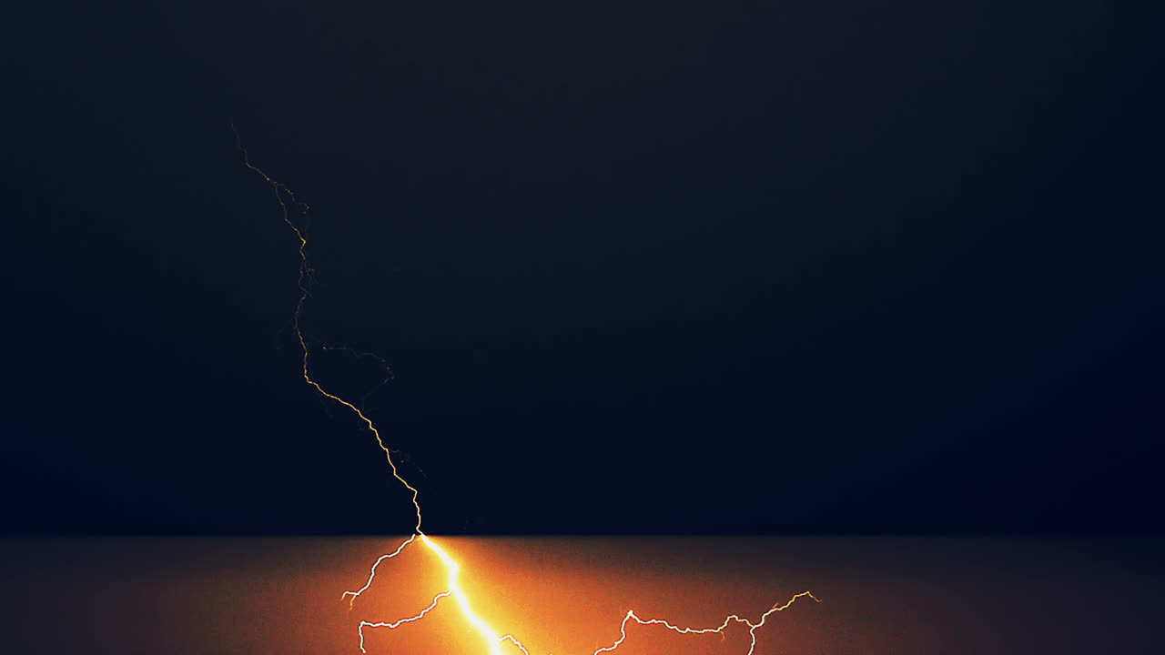 Fulmine nel cielo. Fulmini che saettano